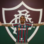 Douglas Costa posa com a camisa do Fluminense