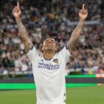 Meia Douglas Costa, reforço do Fluminense, comemora em jogo do LA Galaxy