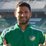 Meia Gabriel Boschilia posa com agasalho do Gyori ETO