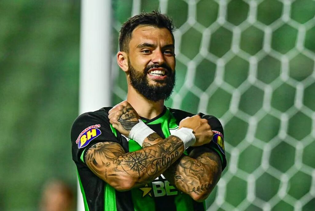 Centroavante Gonzalo Mastriani, reforço do Athletico-PR, comemora gol pelo América-MG em 2024