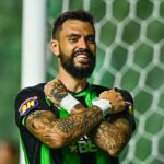 Centroavante Gonzalo Mastriani, reforço do Athletico-PR, comemora gol pelo América-MG em 2024