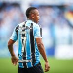 Meia Jaminton Campaz, em jogo do Grêmio em 2022