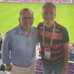 Dono da SAF do Botafogo, John Textor, e presidente do Flamengo, Rodolfo Landim, em camarote nos Estados Unidos
