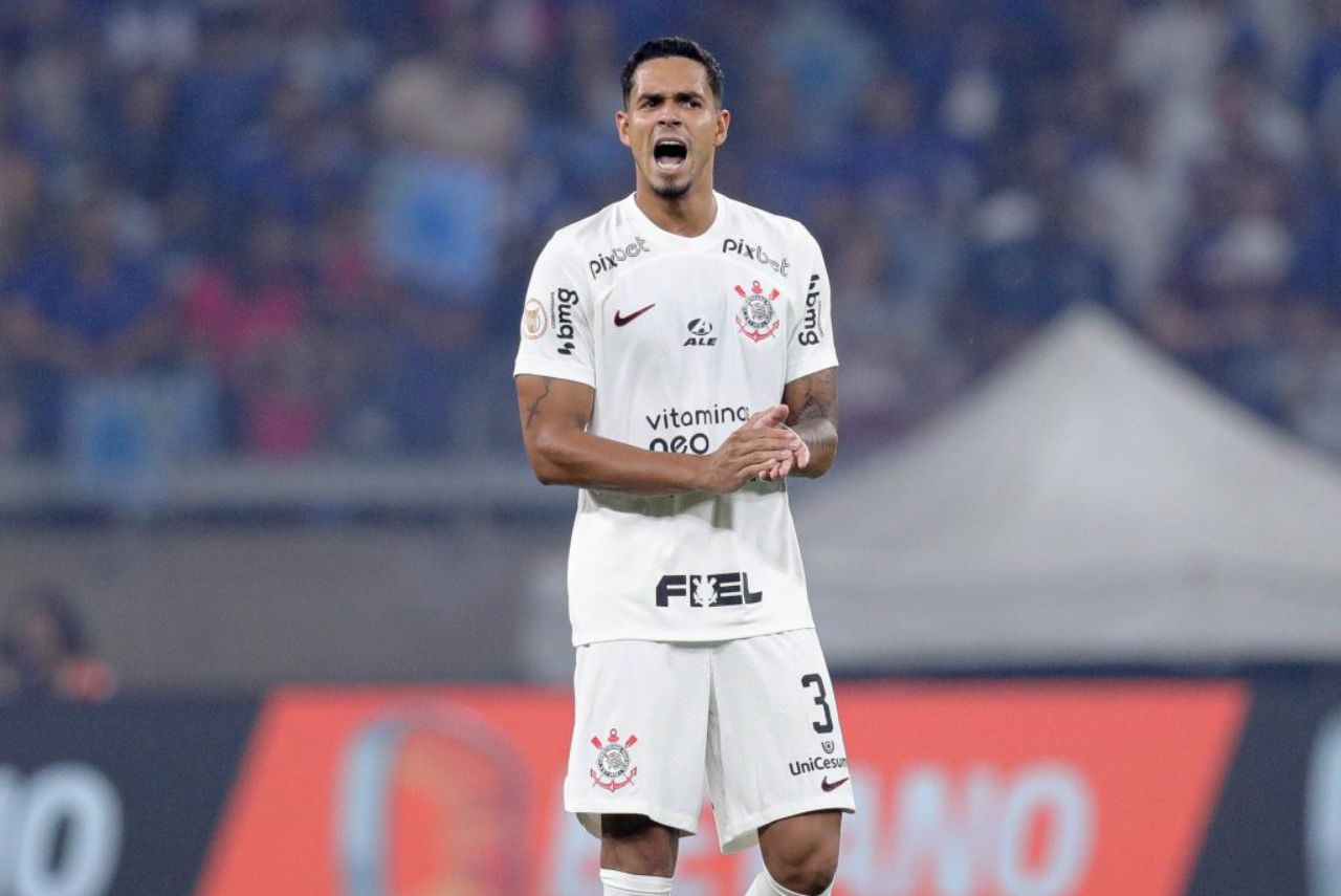 Zagueiro Lucas Veríssimo em jogo do Corinthians em 2023