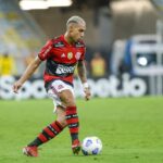 Lateral-direito Matheuzinho, alvo do Corinthians, em jogo do Flamengo