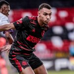 Lateral-direito Matheuzinho, alvo do Botafogo, em jogo do Flamengo em 2023
