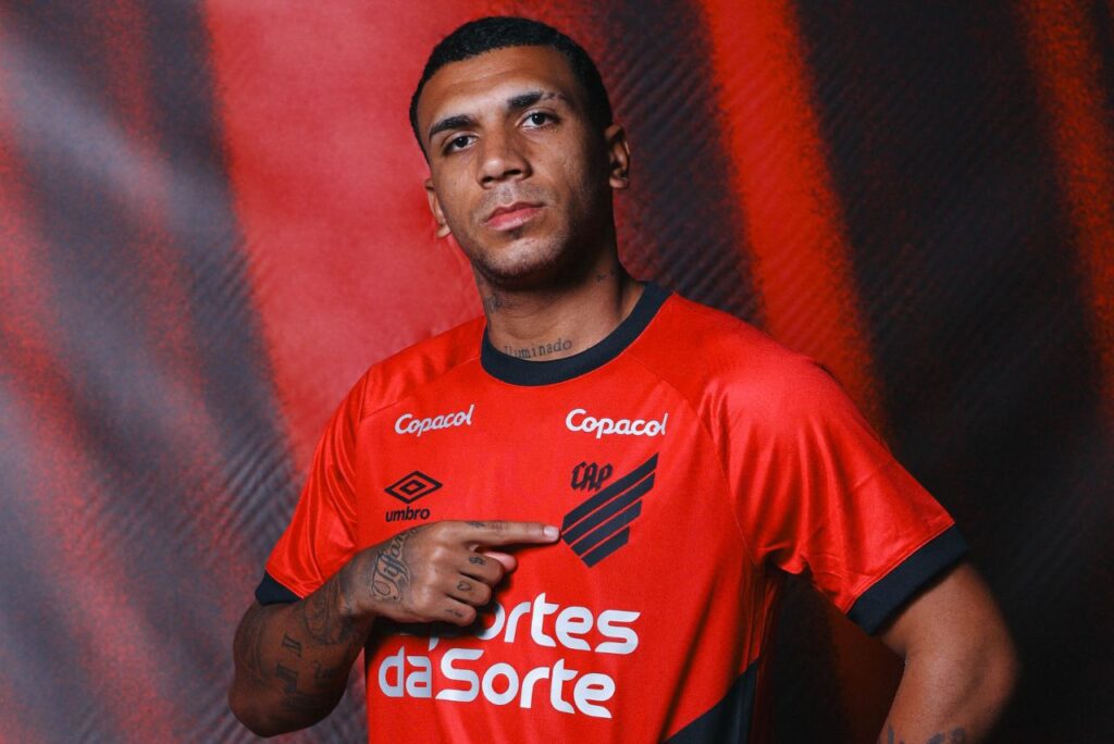 Atacante Petterson posa com camisa do Athletico