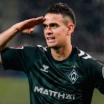 Atacante Rafael Santos Borré comemora gol pelo Werder Bremen