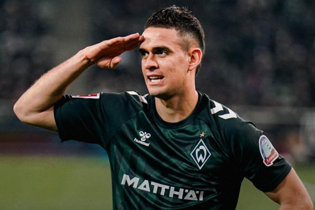 Atacante Rafael Santos Borré comemora gol pelo Werder Bremen