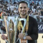 Dirigente Rodrigo Caetano, do Atlético-MG, com taça da Supercopa do Brasil
