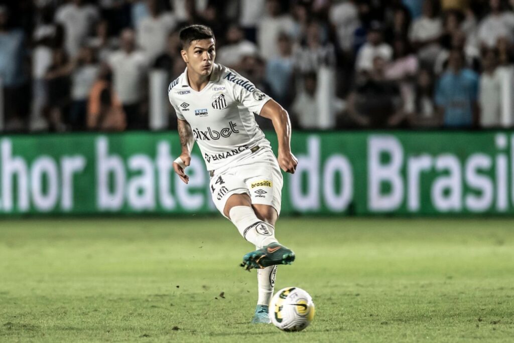 Meia Rodrigo Fernández em jogo do Santos em 2022