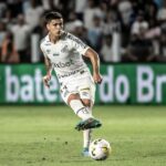 Meia Rodrigo Fernández em jogo do Santos em 2022