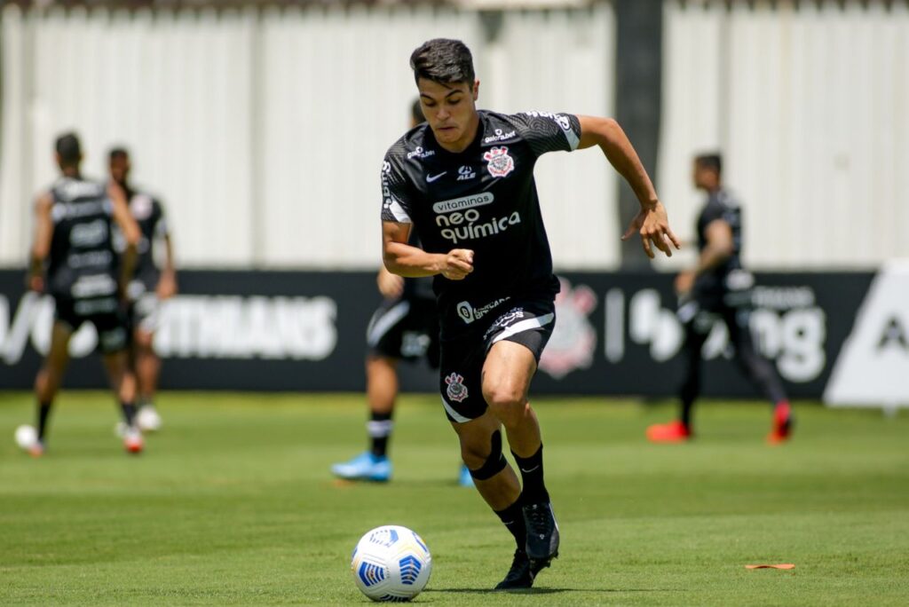 Volante Roni em treino do Corinthians em 2021