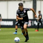 Volante Roni em treino do Corinthians em 2021
