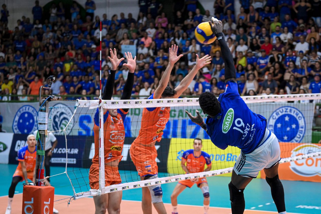 Lance do jogo entre Sada Cruzeiro e Farma Conde São José em jogo da Superliga Masculina de Vôlei, em 2024