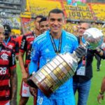 Goleiro Santos, que passou pelo Flamengo, Athletico Paranaense e Fortaleza