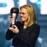 Treinadora Sarina Wiegman, da Seleção Inglesa, com prêmio do The Best 2024
