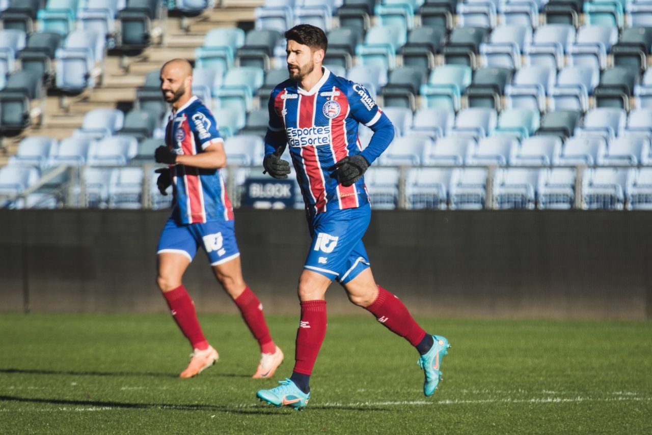 Thaciano e Everaldo em lance do amistoso entre Bahia e Blackburn Rovers