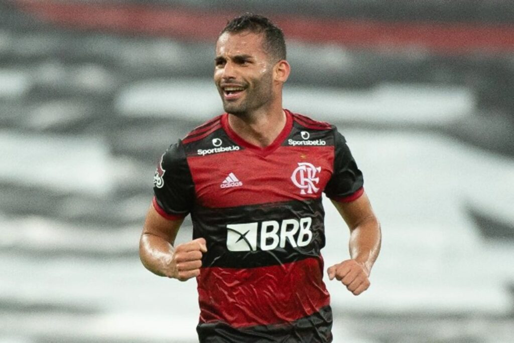 Volante Thiago Maia, alvo do Internacional, em jogo do Flamengo em 2023