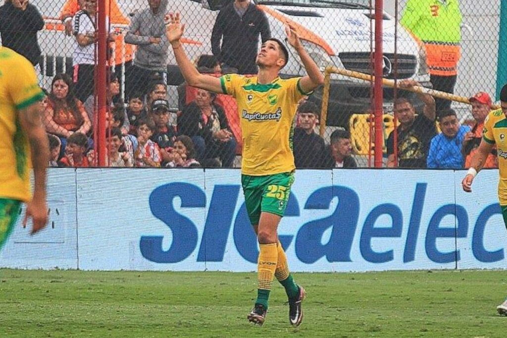 Zagueiro Tomás Cardona, reforço do Fortaleza, em jogo do Defensa y Justicia