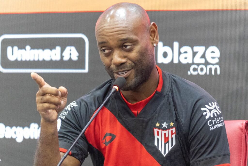 Atacante Vagner Love em apresentação no Atlético-GO