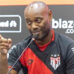 Atacante Vagner Love em apresentação no Atlético-GO