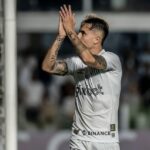 Meia Vinícius Zanocelo em jogo do Santos em 2022