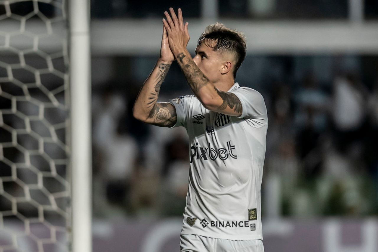 Meia Vinícius Zanocelo em jogo do Santos em 2022