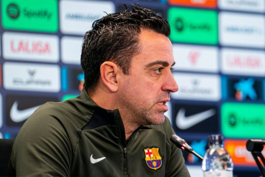 Treinador Xavi Hernández em entrevista no Barcelona