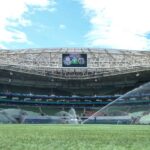 Gramado sendo molhado antes da partida entre Palmeiras e Santos. Foto: Staff Images/ Allianz Parque