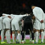 Arsenal vestiu uniforme branco pelo terceiro ano consecutivo (Foto: X/Reprodução)
