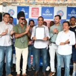 Evento de lançamento contou com dirigentes do Bahia, gestores municipais e o cantor Carlinhos Brown (Foto: Betto Jr/Secom)