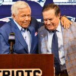 Bill Belichick em despedida ao lado do dono dos Patriots, Robert Kraft. Foto:JOSEPH PREZIOSOAFP