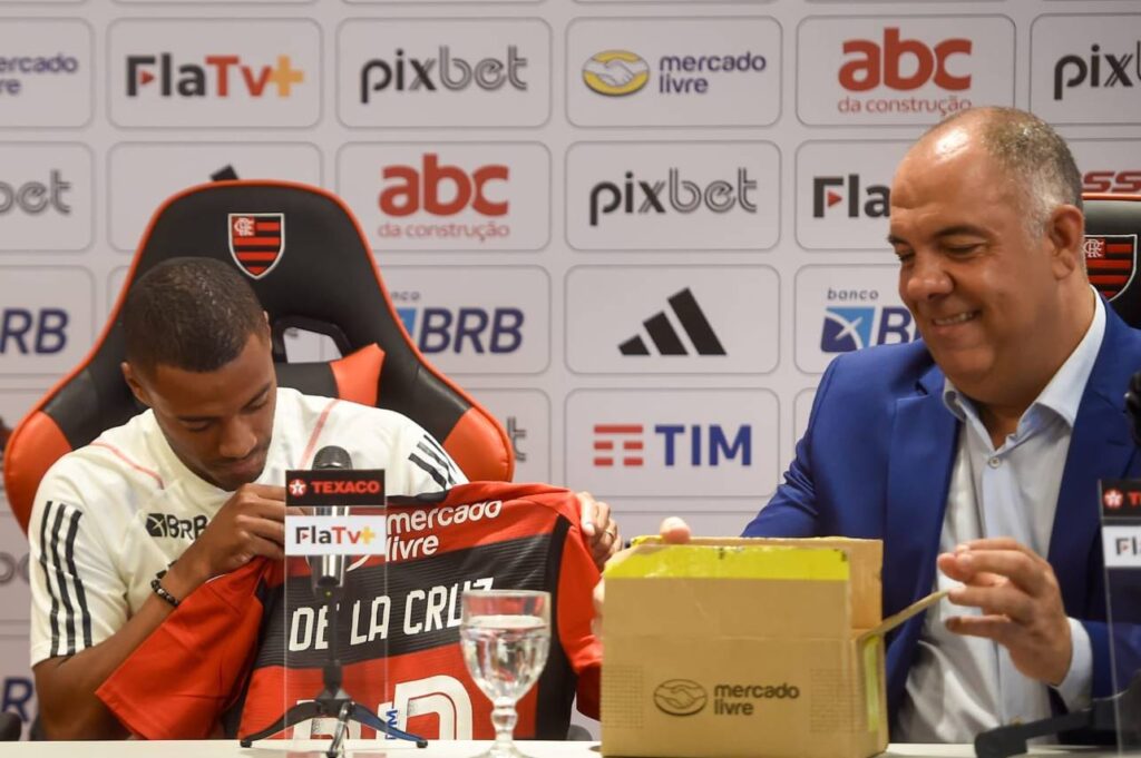 Marcos Braz durante a apresentação do novo reforço do Flamengo, De La Cruz. Foto: Marcelo Cortes/CRF