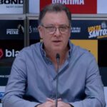 Marcelo Teixeira, presidente do Santos, em entrevista coletiva (Foto: OneFootball/Reprodução)