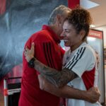 Chegada de Cristiane ao Flamengo contou encontro emocionado com Tite (Foto: Paula Reis/CRF)