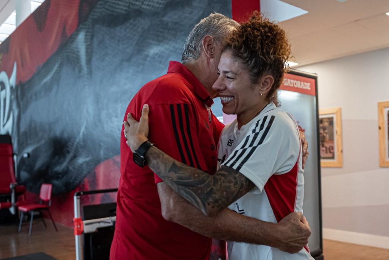 Chegada de Cristiane ao Flamengo contou encontro emocionado com Tite (Foto: Paula Reis/CRF)