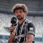 Gustavo Scarpa foi apresentado pelo Atlético-MG nesta segunda (Foto: Pedro Souza/CAM)