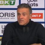 Luis Enrique em entrevista coletiva após a vitória do PSG na Supercopa da França 2023 (Foto: OneFootball/Reprodução)