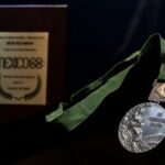 Medalha conquistada por Bob Beamon em 1968 (Foto: Angela Weiss/AFP)
