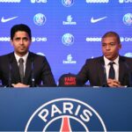 Nasser Al-Khelaifi, presidente do PSG, e Kylian Mbappé em coletiva (Foto: Franck Fife/AFP)