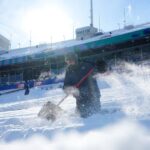 Funcionário do Buffalo Bills fazendo a retirada da neve das arquibancadas. Foto: Reprodução/X