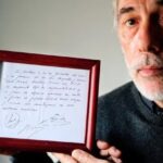 Horacio Gaggioli, primeiro empresário de Messi, com o guardanapo que será leiloado (Foto: Reprodução)