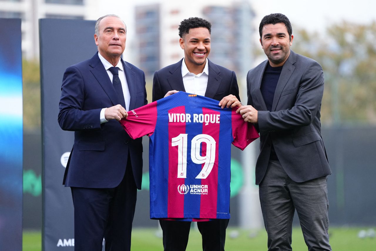 Rafael Yuste, vice-presidente do Barcelona, Vitor Roque e Deco, diretor de futebol (Foto: Pau Barrena/AFP)