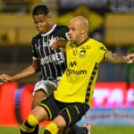 O São Bernardo venceu o Corinthians com um jogador a menos. Foto: Bob Paulino/ Agência Paulistão