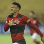 Victor Hugo deve ter contrato estendido com o Flamengo (Foto: X/Reprodução)