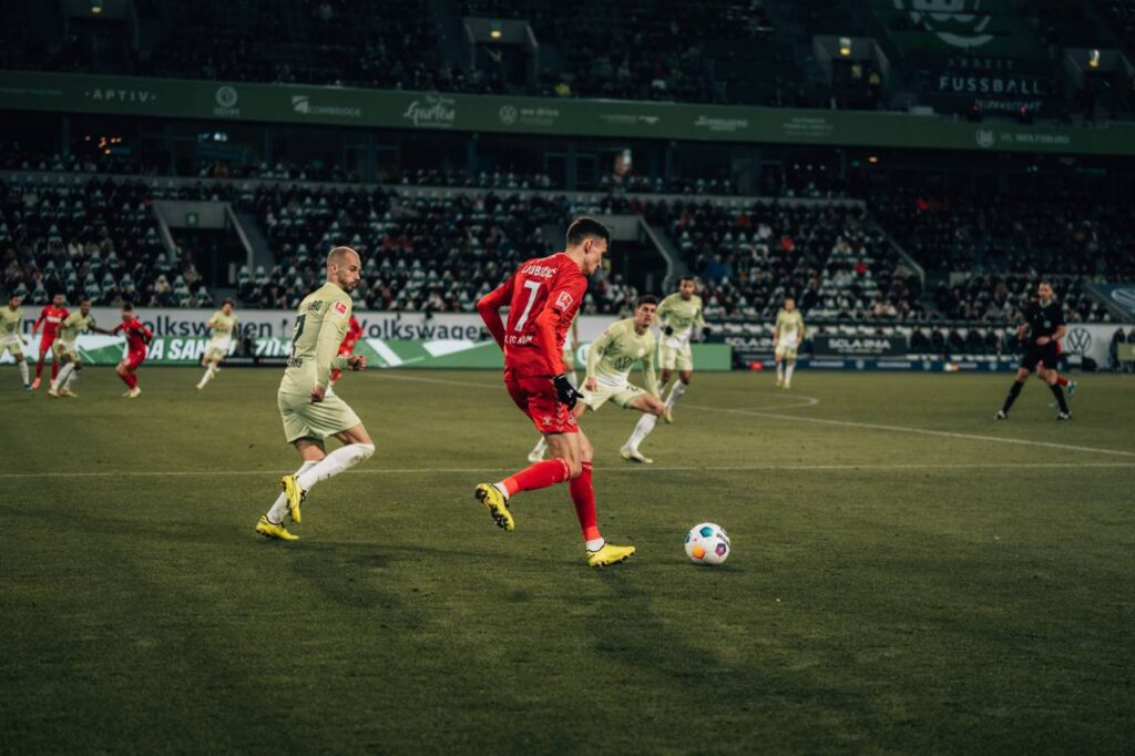 O assistente Thorben Siewer foi atingido aos 14 minutos do primeiro tempo. Foto: Reprodução/X
