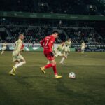 O assistente Thorben Siewer foi atingido aos 14 minutos do primeiro tempo. Foto: Reprodução/X