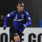 Atacante Ademilson, reforço do Avaí, em jogo do Gamba Osaka