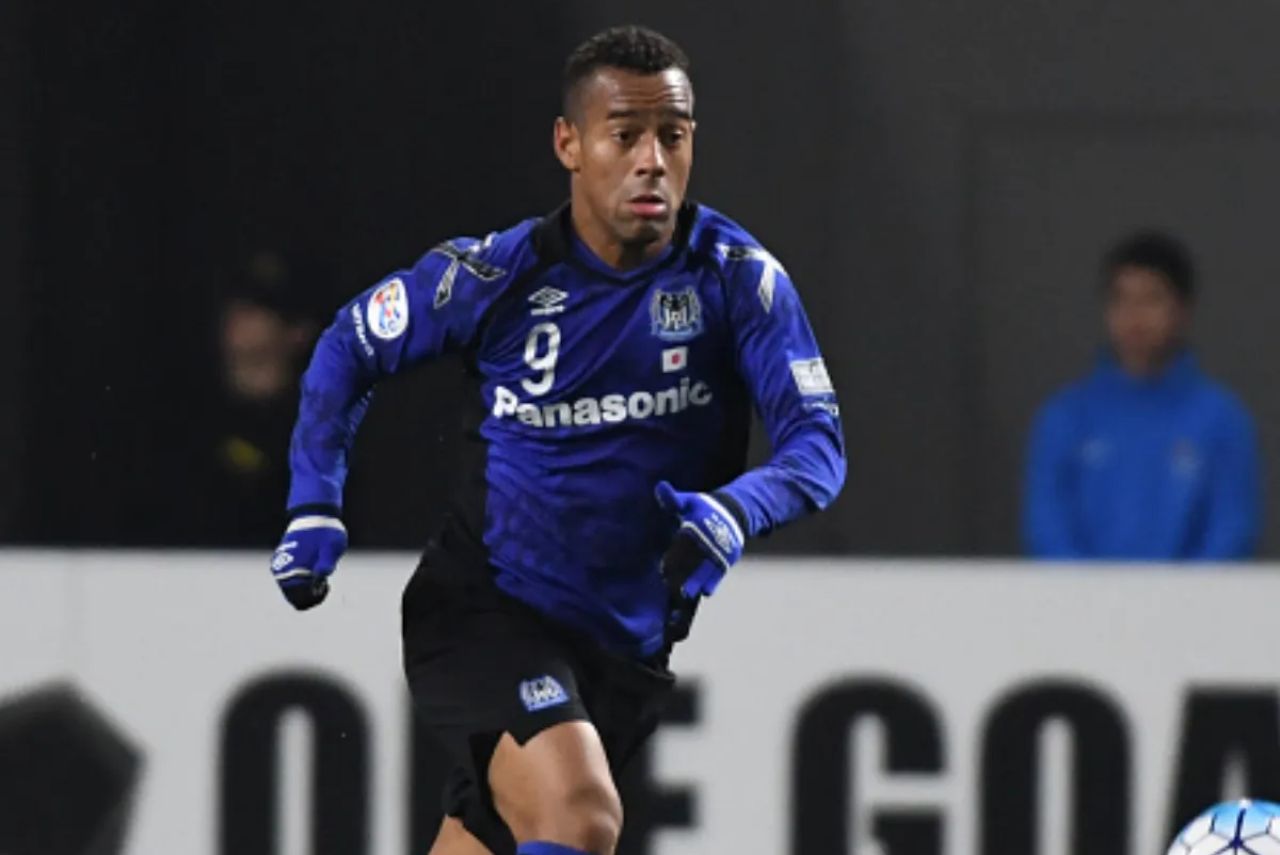 Atacante Ademilson, reforço do Avaí, em jogo do Gamba Osaka